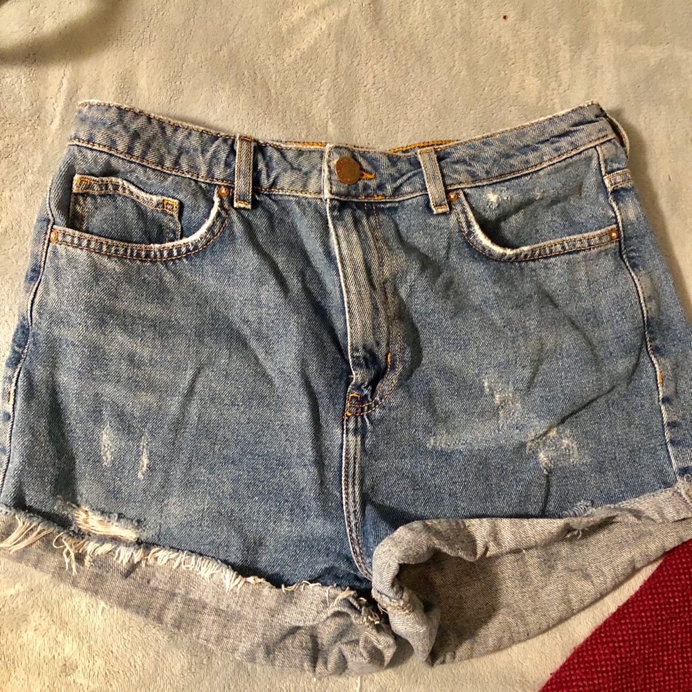 Cute high waisted denim shorts!